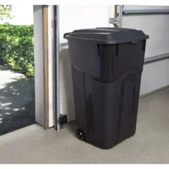 Blue Hawk Trash Cans 32-Gallon Black Plastic Wheeled Trash Can with Lid -Cleaning Supplies Sales Shop 14934822
